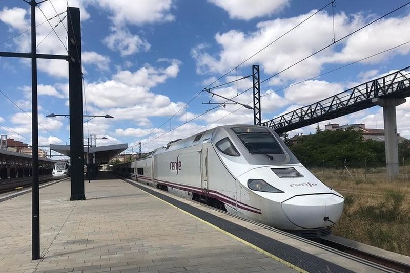 Estreno del tren de alta velocidad a Asturias con paradas en parada en Segovia, Valladolid, Palencia y León