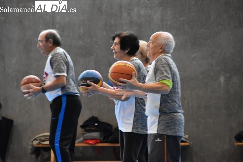 Cuando el baloncesto facilita sonrisas y salud a personas mayores de Salamanca