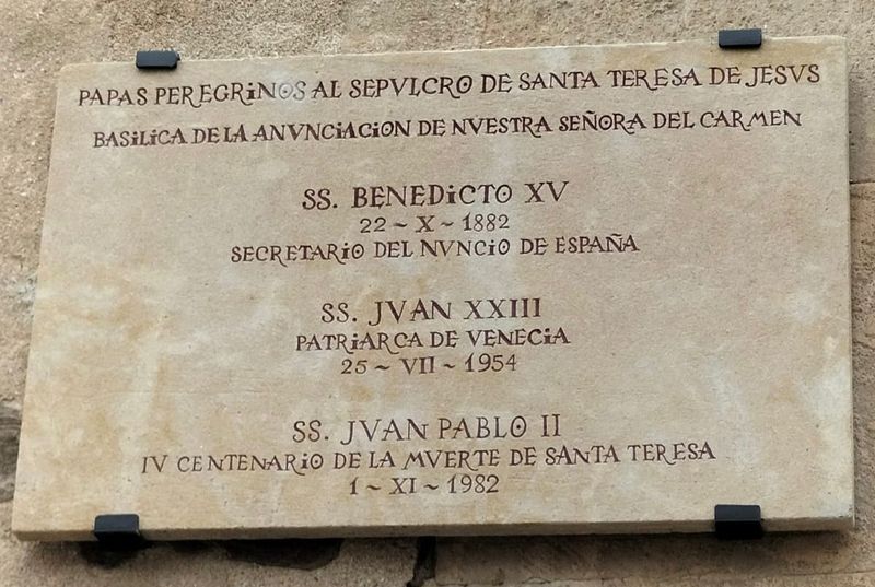 El Carmelo Descalzo instala tres lápidas conmemorativas en la Plaza de Santa Teresa