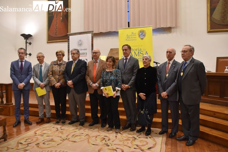 El libro que recorre los 50 años de la Real Academia de Medicina de Salamanca