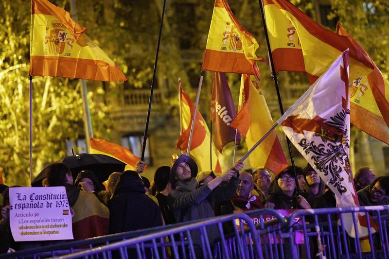 Lemas racistas, fascistas, agresiones a la prensa, gritos contra el PSOE, el PP...: Así ha sido la octava manifestación en la sede socialista en Madrid