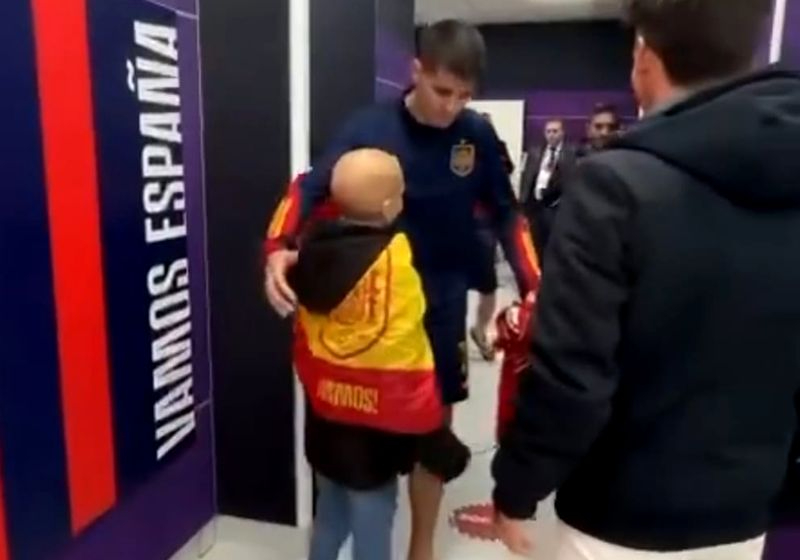 Feliz encuentro de M4RÍA, ‘la Princesa Guerrera Futbolera’, con Morata y Riquelme