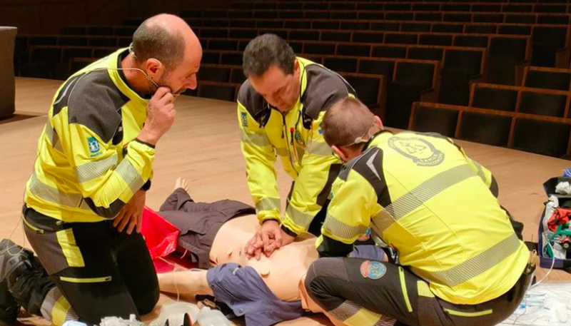Expertos en reanimación cardíaca muestran en Salamanca qué hacer ante una parada