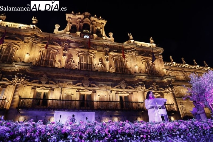 Flores moradas y música contra la violencia de género en la Plaza Mayor de Salamanca