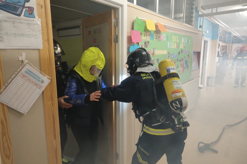 Alumnos y profesores del CEIP Severiano Montero participan en un simulacro de incendio 