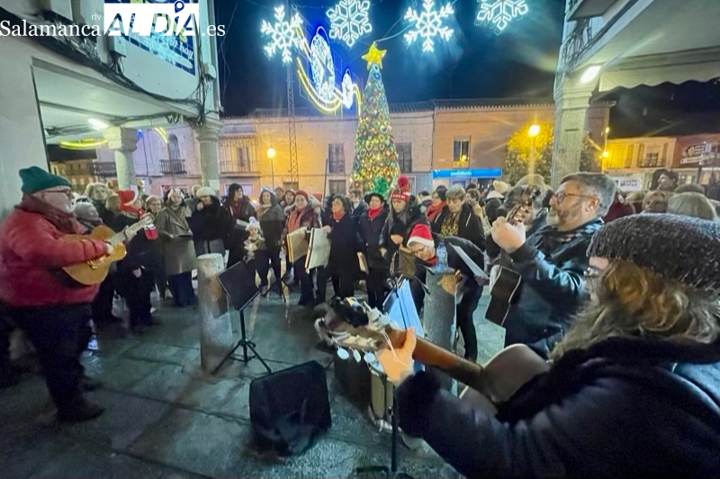 El Taller de Canto Popular lleva el ambiente y la banda sonora más navideña a las calles de la ciudad
