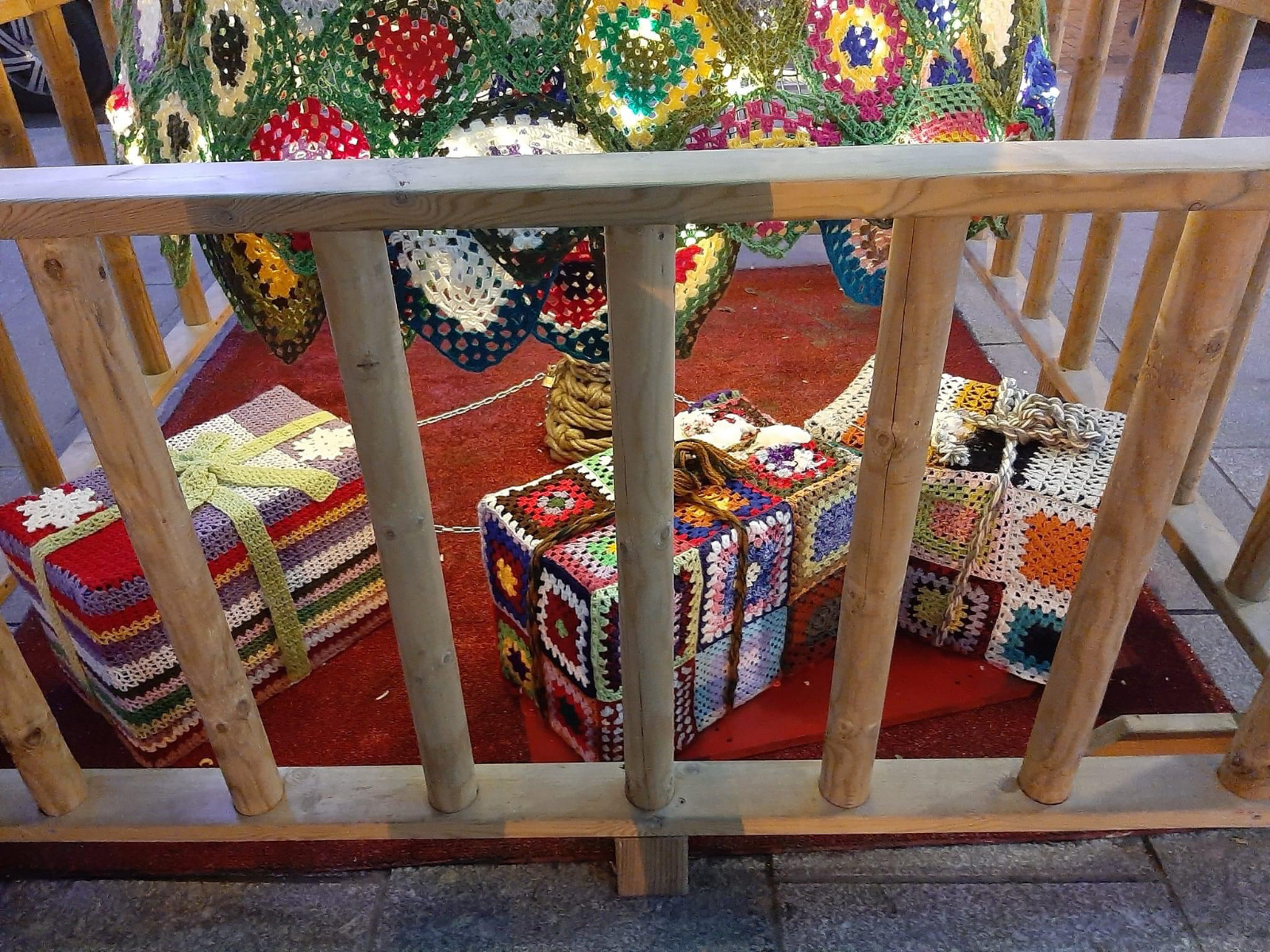 A la caza del ladrón de uno de los regalos de ganchillo que adornan el gran árbol navideño de las Ganchilleras en Acción