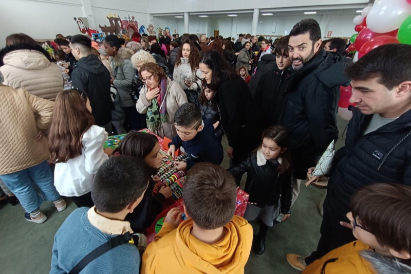 Masiva respuesta vecinal al I Mercadillo navideño solidario de Villoria 