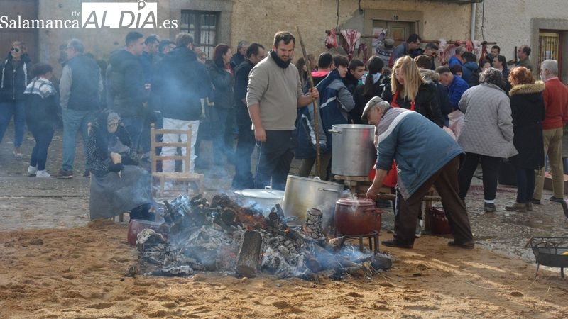 La XXII Matanza Típica del Cerdo de Hinojosa de Duero congrega a niños y mayores