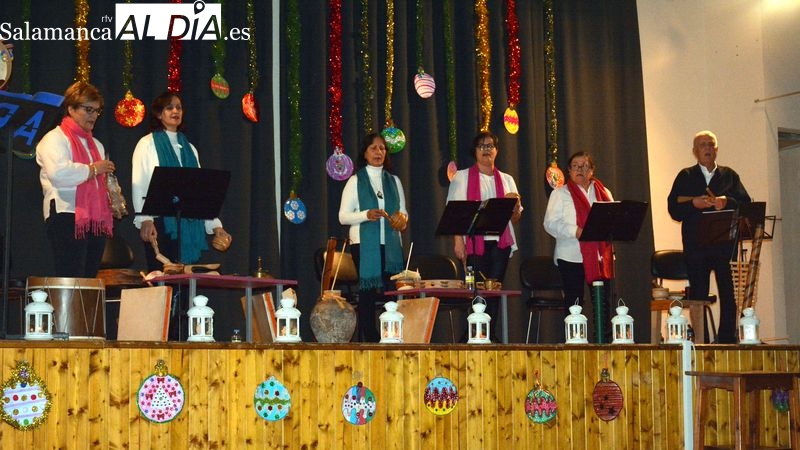 El grupo de canto y percusión de Lumbrales anima la Navidad con villancicos tradicionales