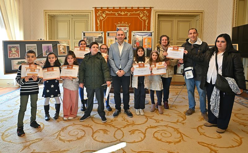 Premios para los ganadores del concurso de dibujo escolar Zacarías González 