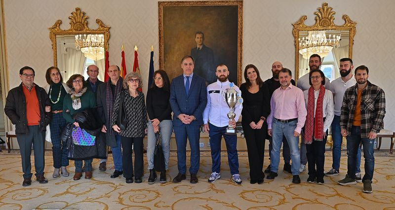 El kickboxer Jaime Lizana y el culturista Roberto Fernández, homenajeados tras coronarse campeones del mundo