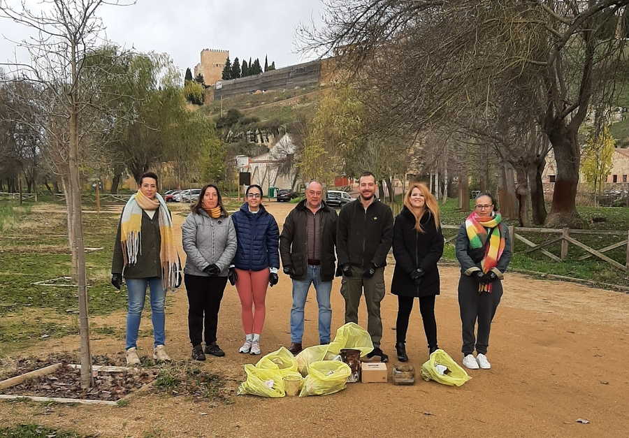 Personal del Parador lucha contra la ‘basuraleza’ recogiendo restos en el entorno del río