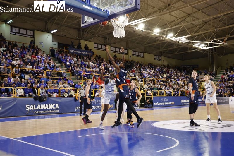 La Marea Azul hace de sexta jugadora para el Perfumerías Avenida desde la grada