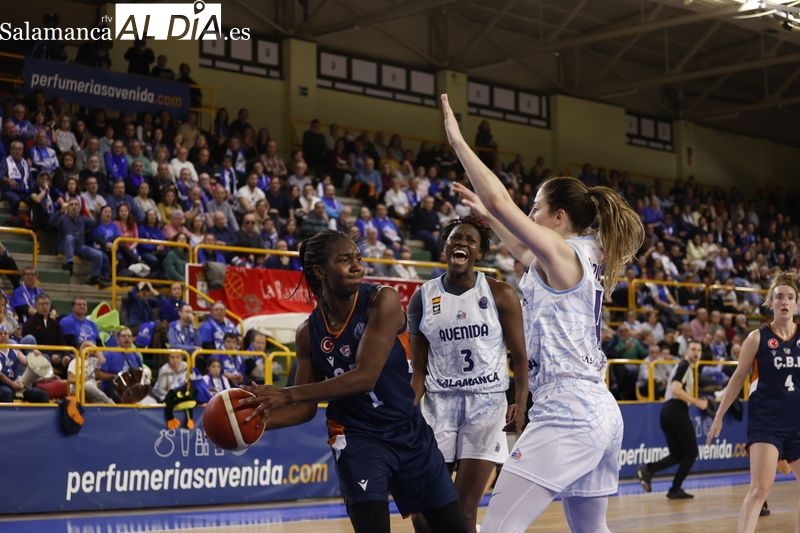El Perfumerías Avenida se aferra a la épica para lograr una victoria de escándalo ante el Cukurova (67-56)
