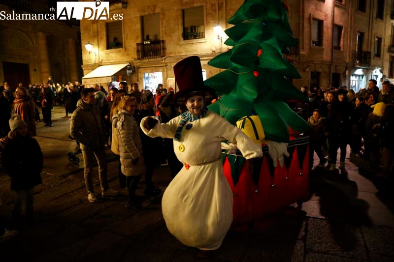 Los Muñecos de Nieve animan con su pasacalles a salmantinos y visitantes