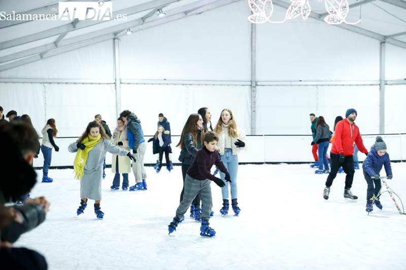 Los salmantinos disfrutan del patinaje sobre hielo en la ciudad