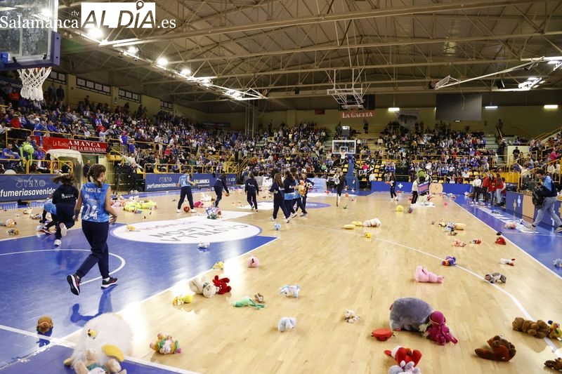 La Marea Azul muestra su solidaridad con la lluvia de peluches y balones en el partido del Perfumerías Avenida