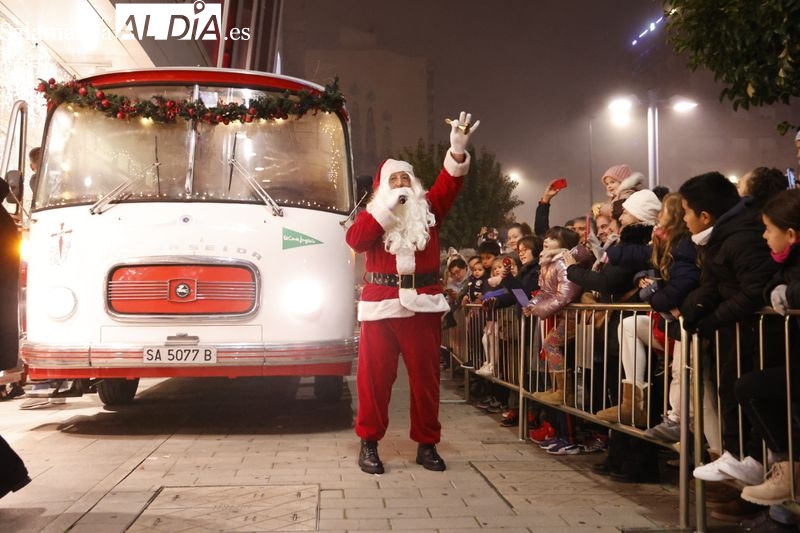 Multitudinaria bienvenida a Papá Noel en El Corte Inglés de Salamanca