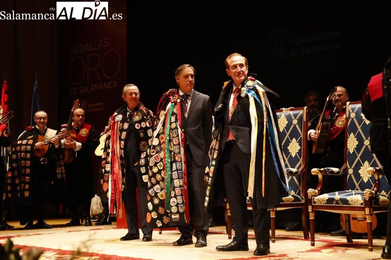 Salamanca entrega sus Medalla de Oro al carácter global de Alumni-USAL y El niño de la Capea