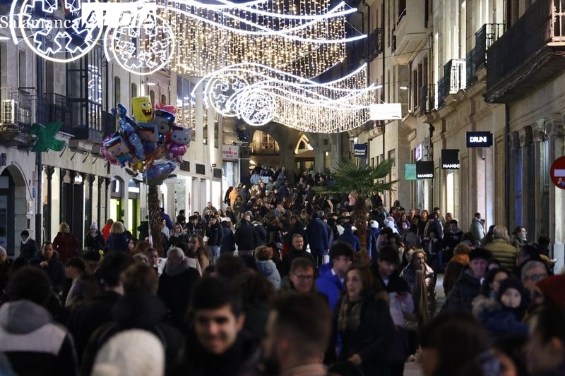 Viernes de compras navideñas y de gran ambiente en Salamanca