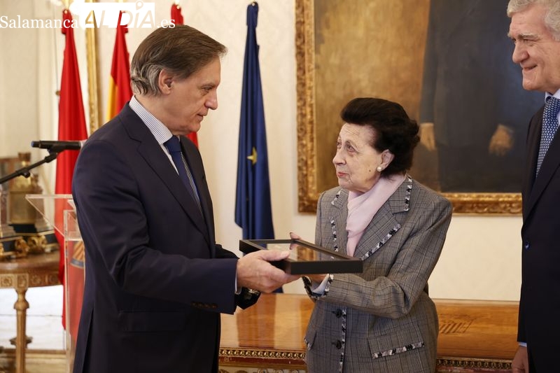 El Ayuntamiento recibe la batuta del primer director de la Banda Municipal de Música con motivo de su 60º aniversario