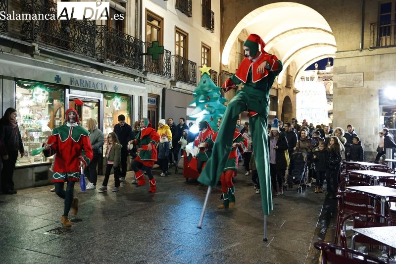 Los duendes reparten la alegría de la Navidad por el centro de Salamanca