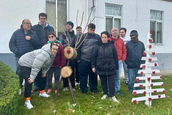 Los integrantes de Acomunidad crean adornos navideños que ya decoran Peñaranda
