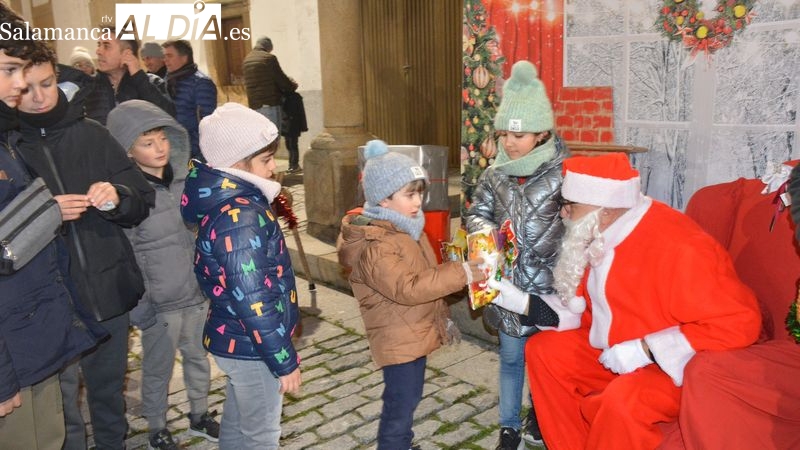 Los niños y niñas de Lumbrales reciben con emoción la visita de Papá Noel