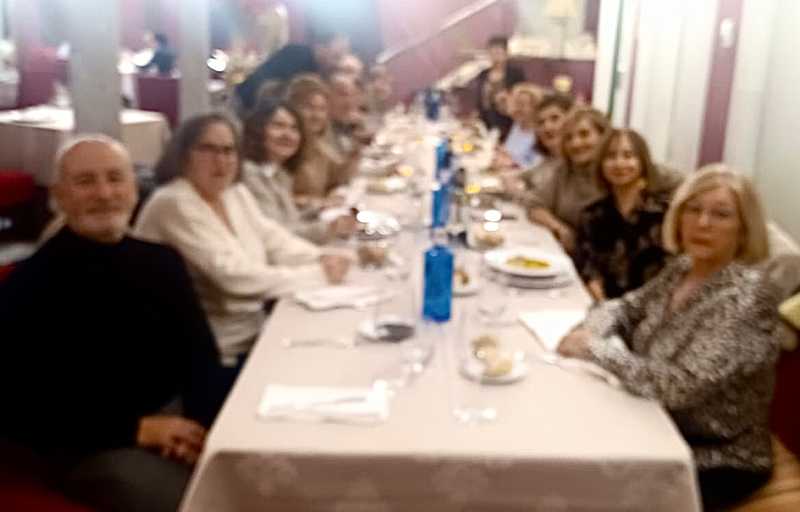 Los integrantes del Club de lectura brindan por la navidad en una animada cena