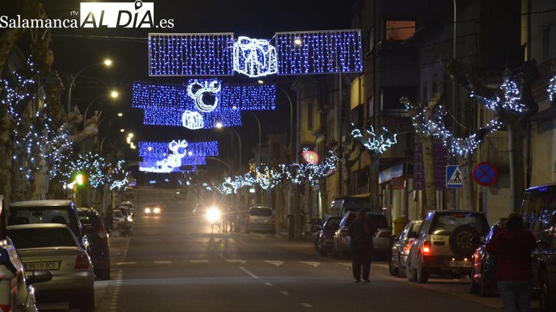 Lumbrales se ilumina con las luces de la iniciativa Apadrina un árbol para Navidad