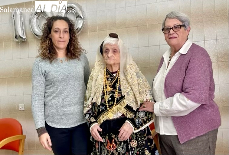 Con su traje charro, emocionada y cantando: Así ha celebrado Guadalupe Durán sus 100 años