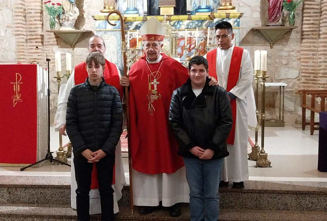 El Obispo confirma a dos jóvenes en Martín de Yeltes