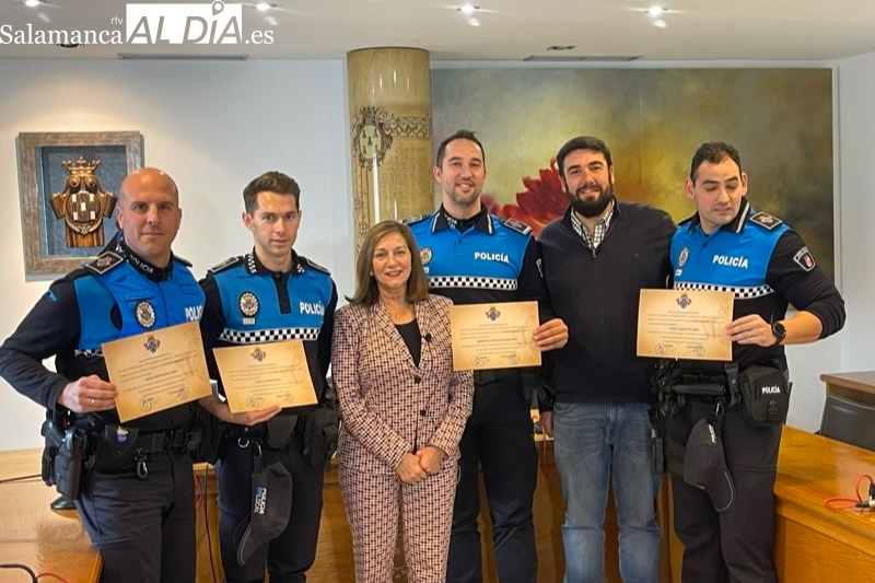 Peñaranda reconoce la actuación de cuatro agentes de la Policía Local tras salvar la vida a un hombre en la ciudad