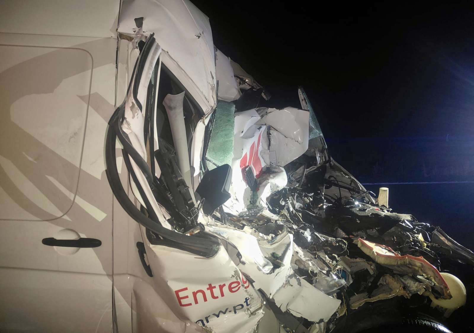 Grave accidente entre un camión y una furgoneta en la A-50 con un herido trasladado en UVI