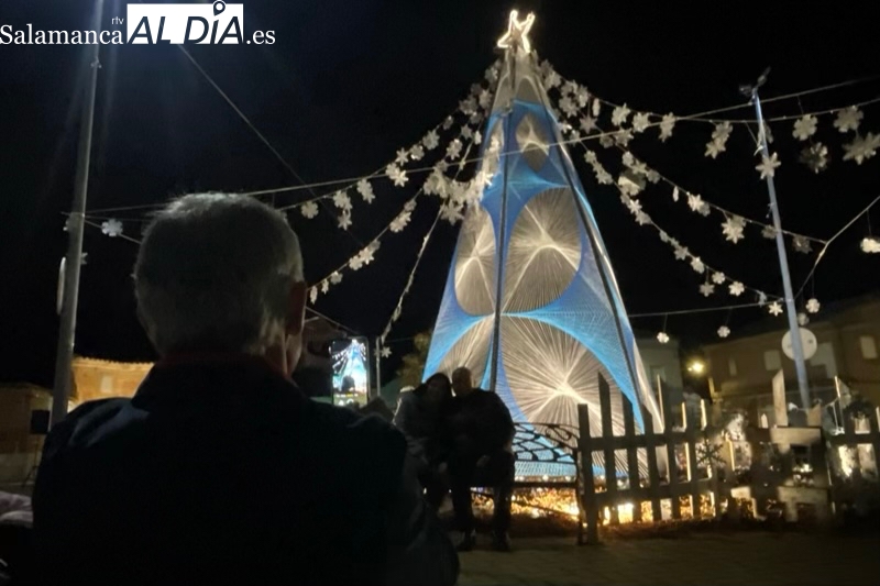 Villoruela ilumina la Navidad con la esperada inauguración de su gran árbol reciclado