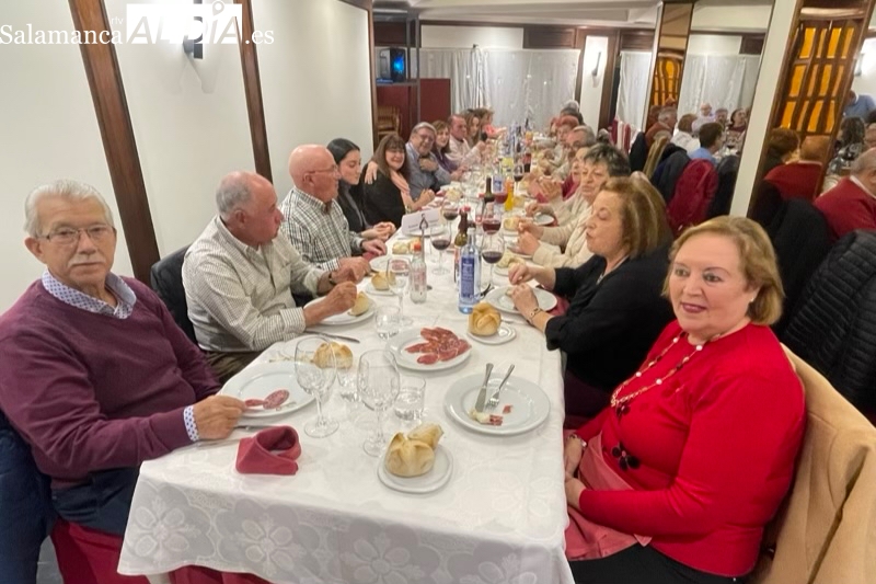Más de 130 personas participan en la animada merienda navideña de la asociación de mayores San Miguel