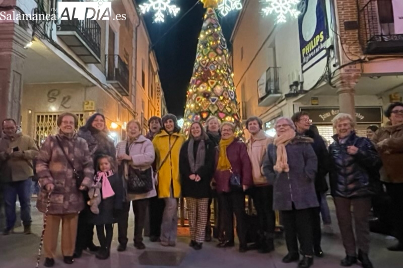 Las ‘Ganchilleras en Acción’ inauguran el gran árbol de navidad que han tejido en un cercano encuentro 