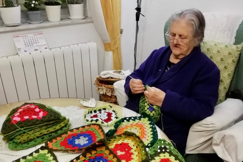 Irene Martín, a sus 90 años: Colaboración ilusionada para crear el gran árbol de navidad de ganchillo