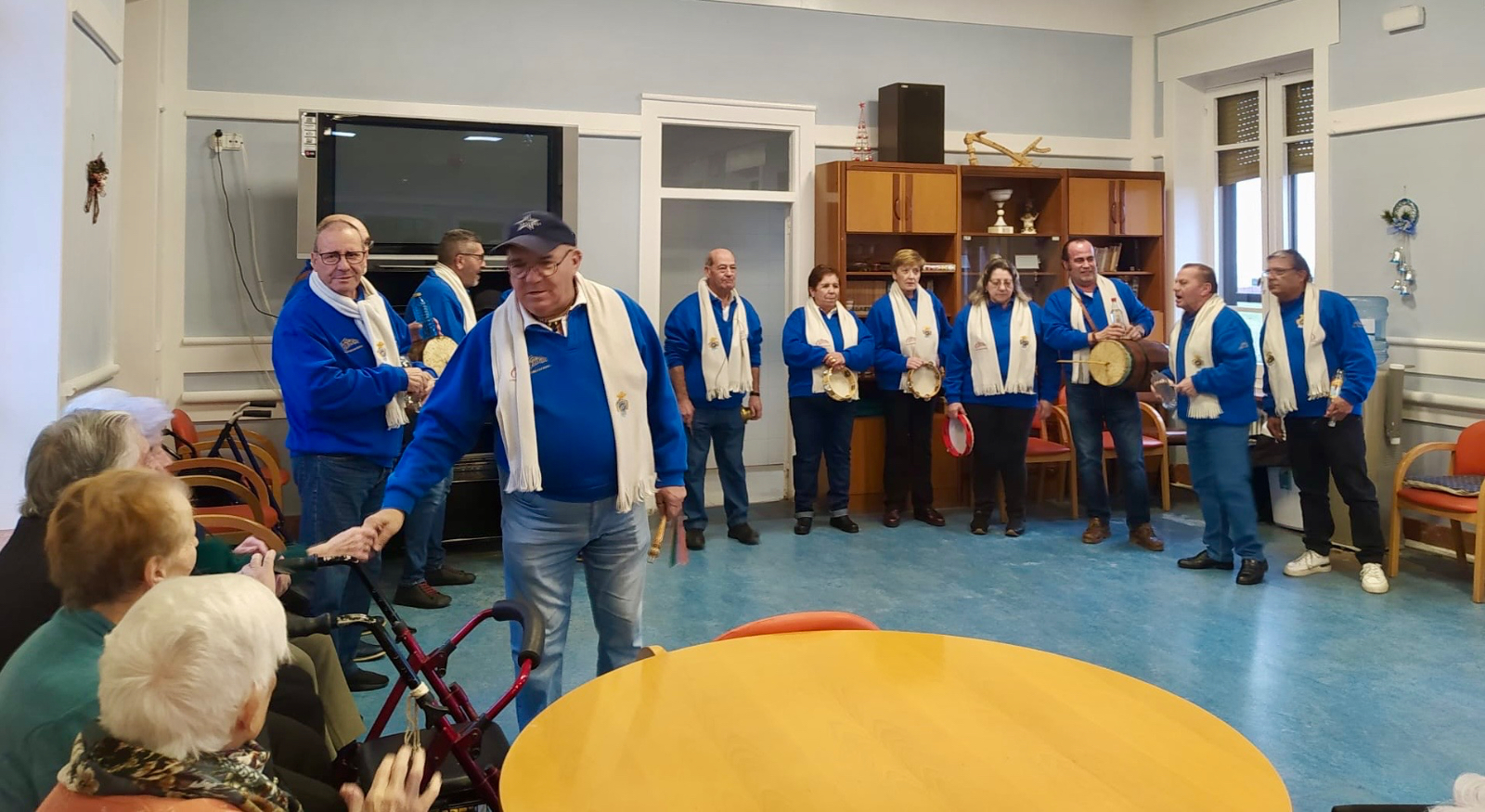 Recuerdos y emociones protagonizan la actuación de la Comparsa peñarandina en la residencia Sagrado Corazón