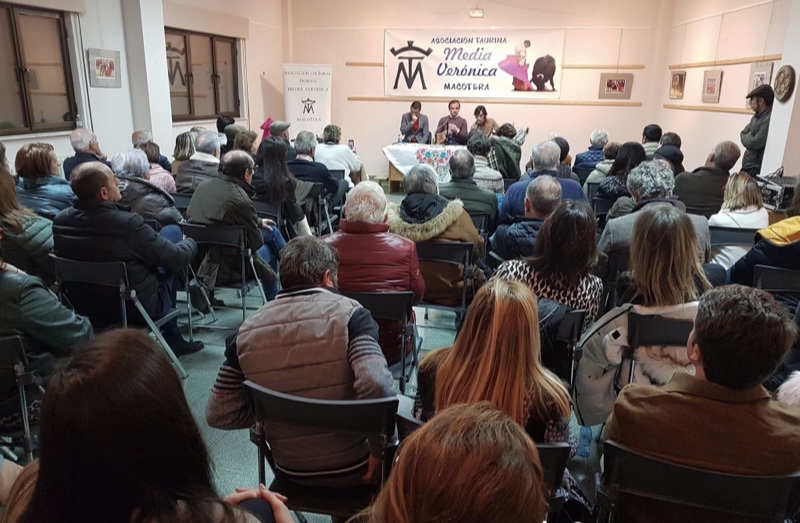 El torero Damián Castaño protagoniza una animada charla organizada por la Asociación Media Verónica de Macotera
