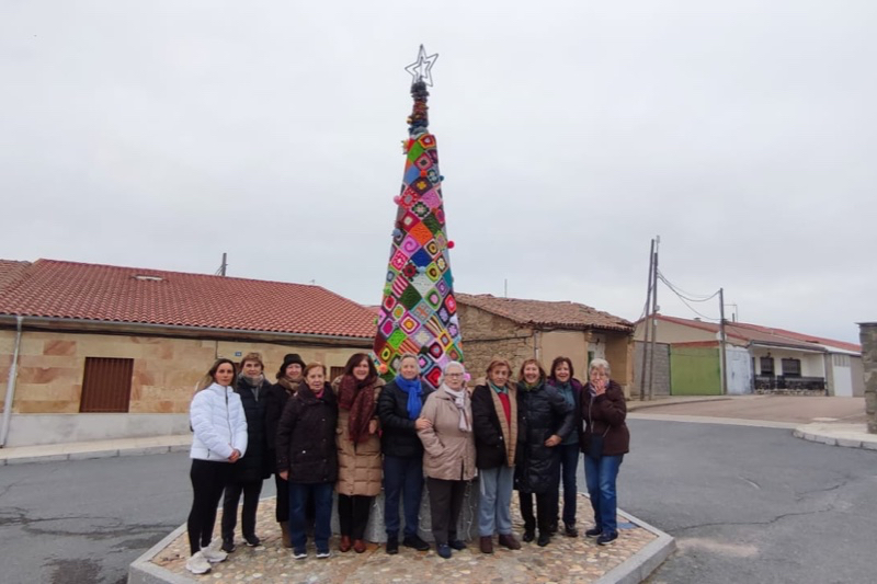 Cordovilla teje con sus manos en ganchillo una navidad que ya preside la plaza