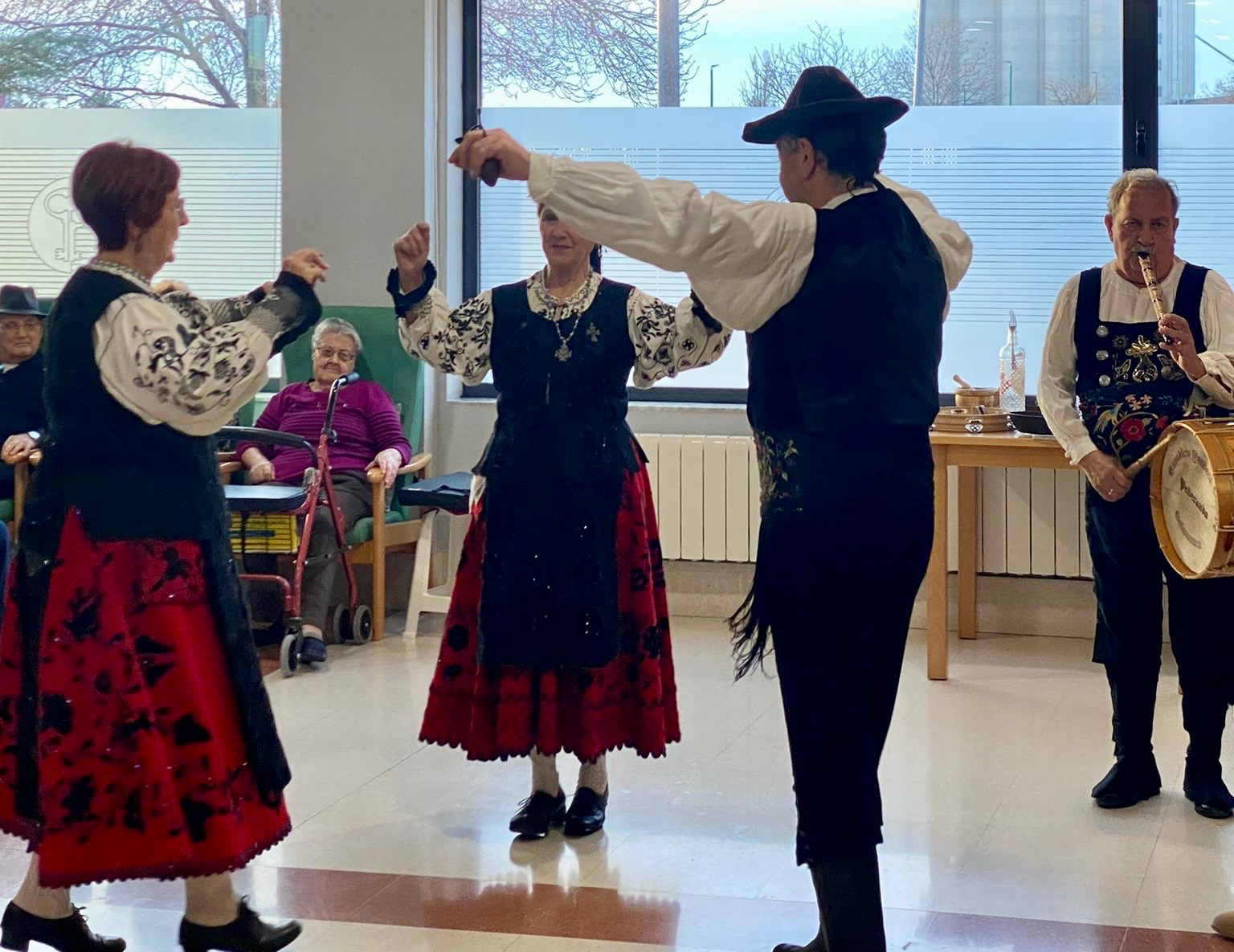 Palmas y coros en la residencia San Pedro con la actuación navideña de los Cuatro Caños