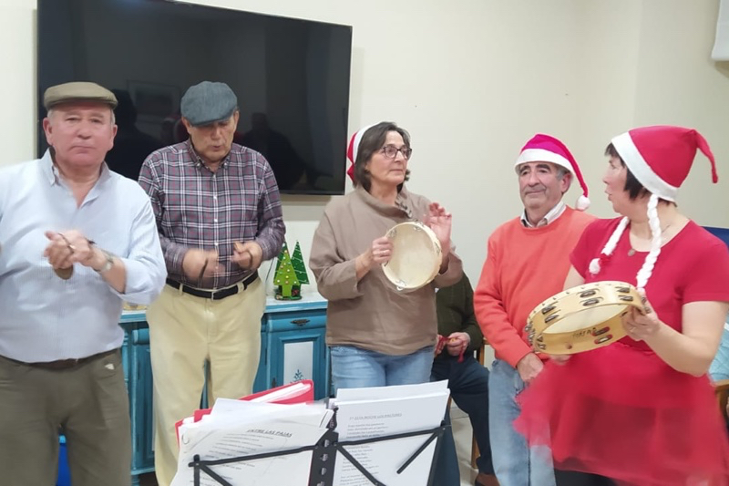 Animada bienvenida a la Navidad en la residencia Santa Ana de Macotera 