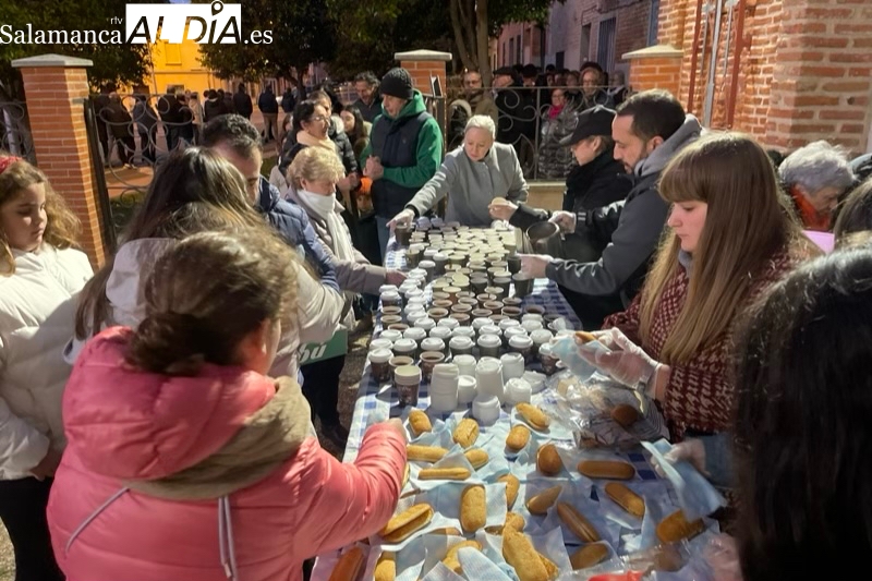Multitudinaria respuesta a la chocolatada organizada por la cofradía del Humilladero