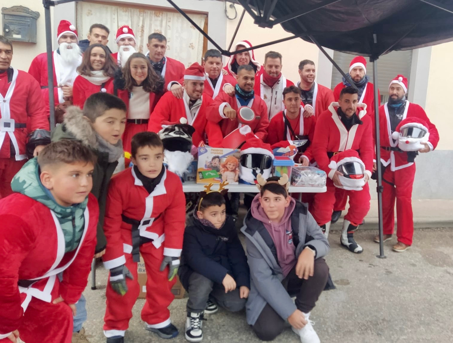 Rugido de motores y gran ambiente dan la bienvenida a la navidad en Villoria con la quedada de Motorratones