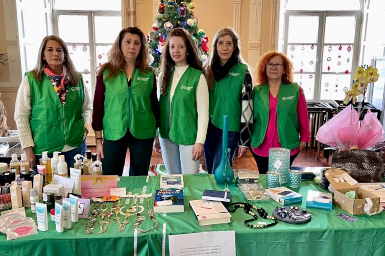 Abierto el Mercadillo Solidario de la AECC en el Centro Social