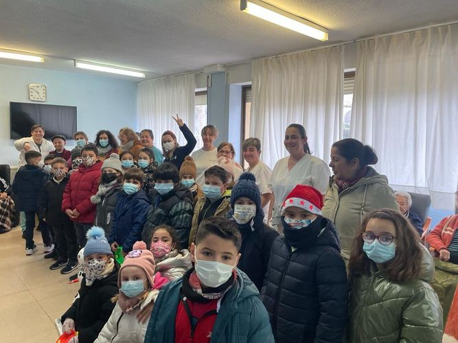 Muñecos de nieve, nexo de unión en el programa Alba Intergeneracional