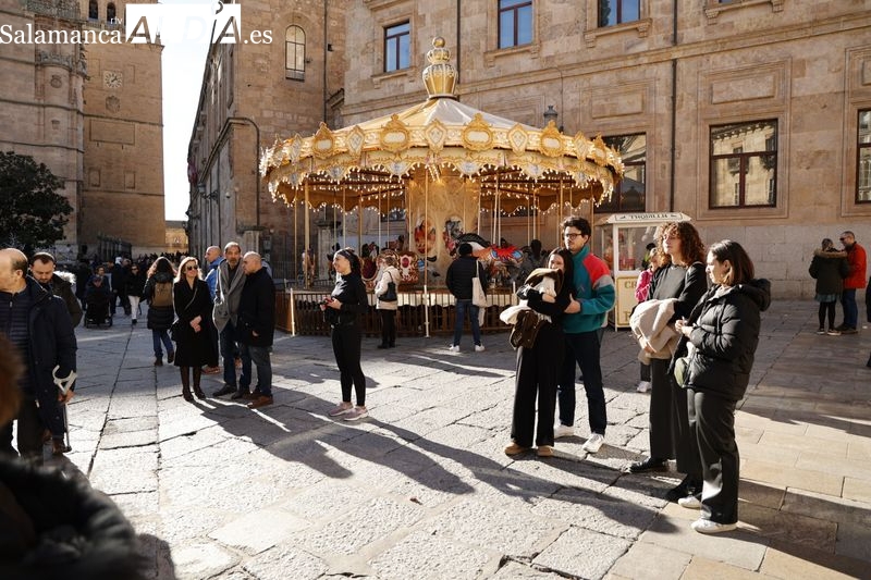 Salmantinos y turistas disfrutan del Mercadillo de Anaya 