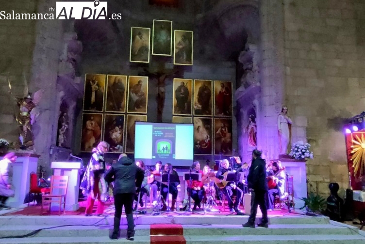 El musical ‘Refugiados sin refugio’ pone en pie una reflexiva iglesia parroquial en Peñaranda